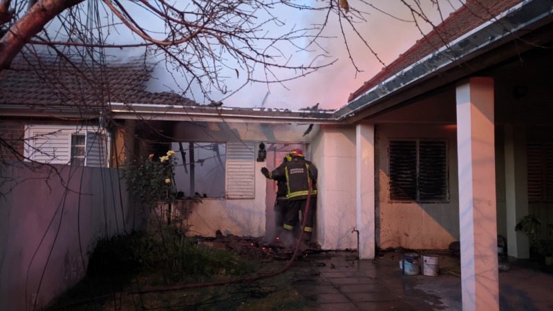 Voraz incendio destruy una vivienda en el barrio CECO I